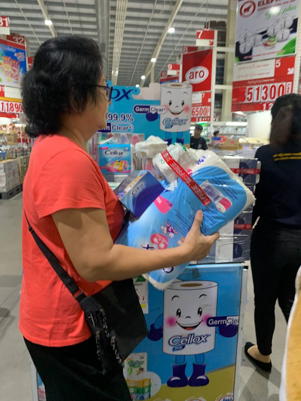 Da Houg Heng modern trade success for Cellox products at Makro Cambodia